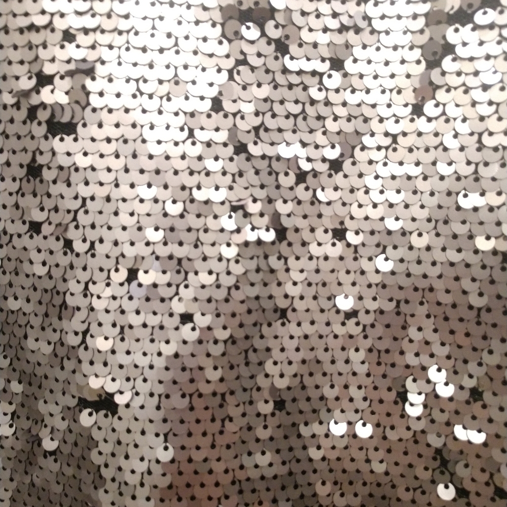 V-neck reverse sequin square top - Picture 2 of 3
